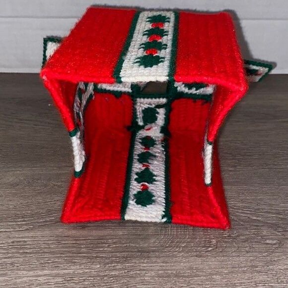 Vintage Needlepoint Tissue Box Cover Christmas Present Holly Grandmacore - Picture 6 of 6